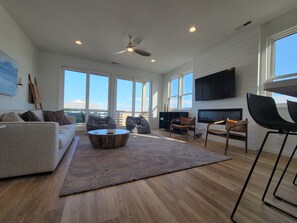 Smart TV, chimenea, libros y monitor de computadora 