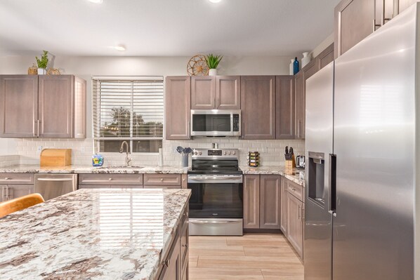 冰箱、微波炉、烤箱、炉灶