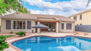 A residential property with a swimming pool, patio furniture, and a covered outdoor seating area. - 🏝5 Min to TOP Shop + dine, 🐶 OK, 900mbps internet (Gilbert)