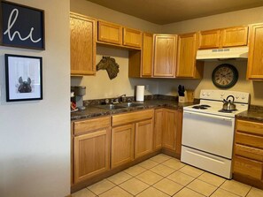 Refrigerador, cafetera y tetera y utensilios de cocina 