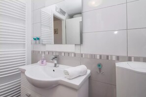 Dusche, Haartrockner, Handtücher, Seife