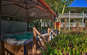 Outdoor spa tub - YOUR HAWAIIAN TROPICAL GARDEN VIEW STUDIO - KONA ISLANDER INN CONDOS by RedAwning (Kailua-Kona)