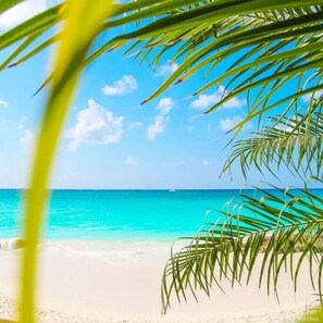 Una spiaggia nelle vicinanze, lettini da mare, teli da spiaggia