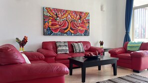 Fernseher, DVD-Player, Bücher, Videothek