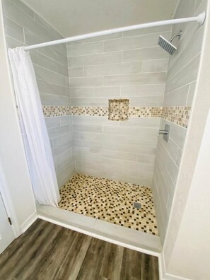 Dusche, Haartrockner, Handtücher, Seife