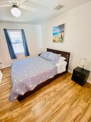 2 slaapkamers, een bureau, een strijkplank/strijkijzer, wifi