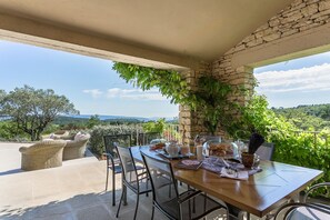 Outdoor dining - Provencal Mas with stunning view and pool (Murs)