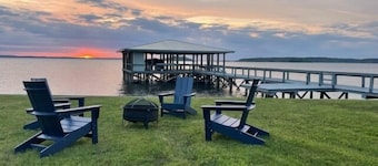 Sunset Paradise: Cozy waterfront home with amazing lake views