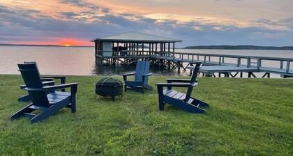 Sunset Paradise: Cozy waterfront home with amazing lake views
