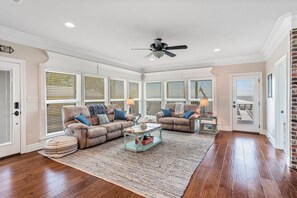 Smart-TV, Kamin, Bücher