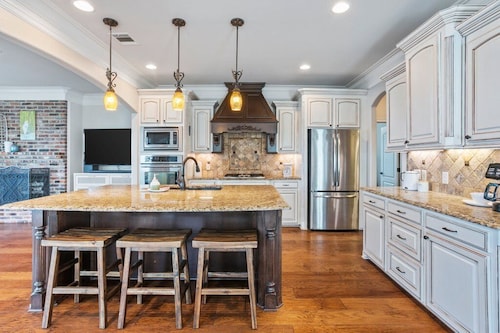 Sunset Paradise: Cozy waterfront home with amazing lake views