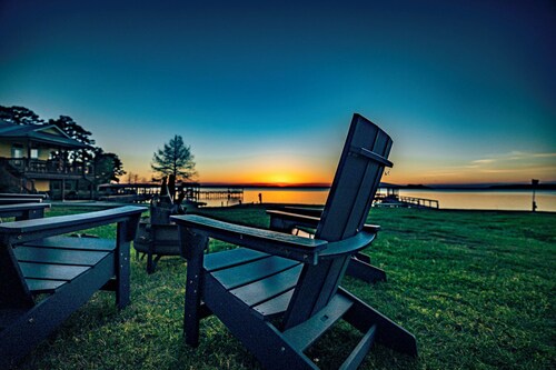 Sunset Paradise: Cozy waterfront home with amazing lake views