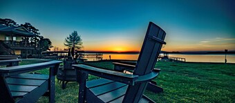 Sunset Paradise: Cozy waterfront home with amazing lake views