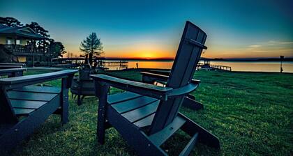 Sunset Paradise: Cozy waterfront home with amazing lake views