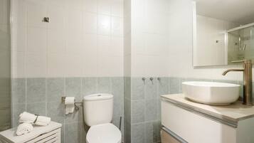 Combined shower/tub, towels, soap, toilet paper