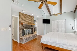 5 bedrooms, desk, Internet, bed sheets