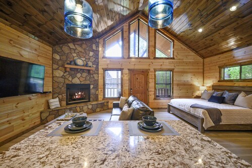 Broken Bow Luxury Cabin near Casino-Fire Pit, Hot Tub & more!