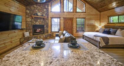 Broken Bow Luxury Cabin near Casino-Fire Pit, Hot Tub & more!
