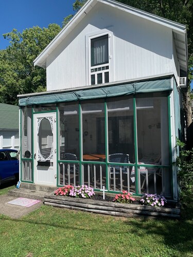 Historic Lakeside cottage close to downtown.