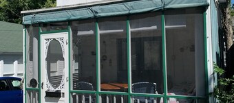 Historic Lakeside cottage close to downtown.