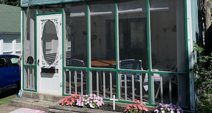 Historic Lakeside cottage close to downtown.