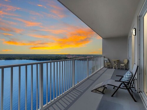 Blue Heron Escape accommodates 8 and on the Lake