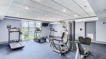 Een moderne sportschool met loopbanden, elliptische trainers en gewichtbanken.