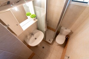 Douche, sèche-cheveux, serviettes fournies, papier toilette