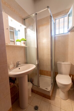 Douche, sĂšche-cheveux, serviettes fournies, papier toilette