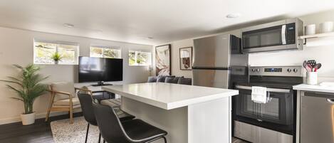 Réfrigérateur, micro-ondes, four, plaque de cuisson