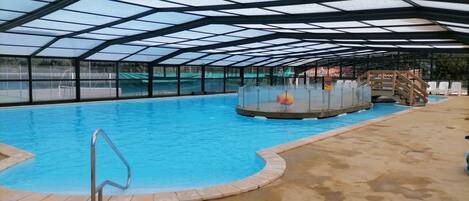 Innendørsbasseng og utendørsbasseng