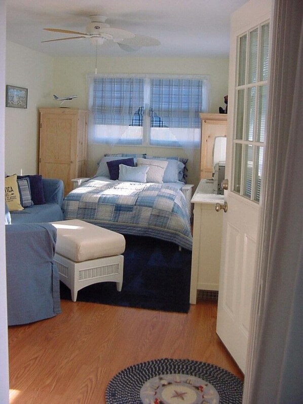 Tabla de planchar con plancha, wifi gratis y ropa de cama 