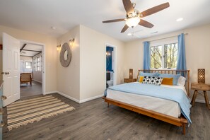 4 chambres, bureau, fer et planche à repasser, lit de bébé portatif