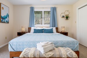 4 bedrooms, desk, iron/ironing board, travel crib