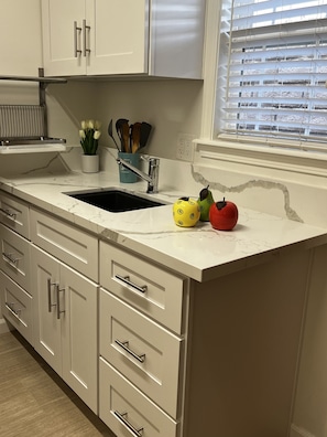 Refrigerador, microondas, parrilla de estufa y cafetera y tetera