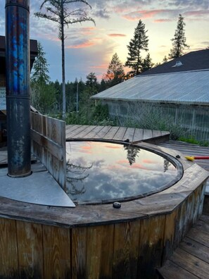 Outdoor spa tub - Towers in the Trees (Whitefish)