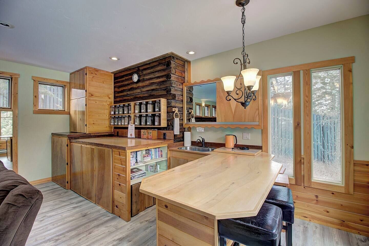 Een magnetron, een oven, een kookplaat, een vaatwasser