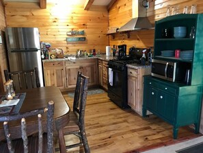 Kylskåp, mikrovågsugn, ugn och spishäll