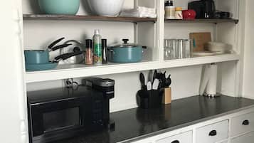 Réfrigérateur, four à micro-ondes, surface de cuisson, grille-pain