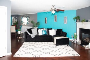 Una Smart TV, una chimenea, libros