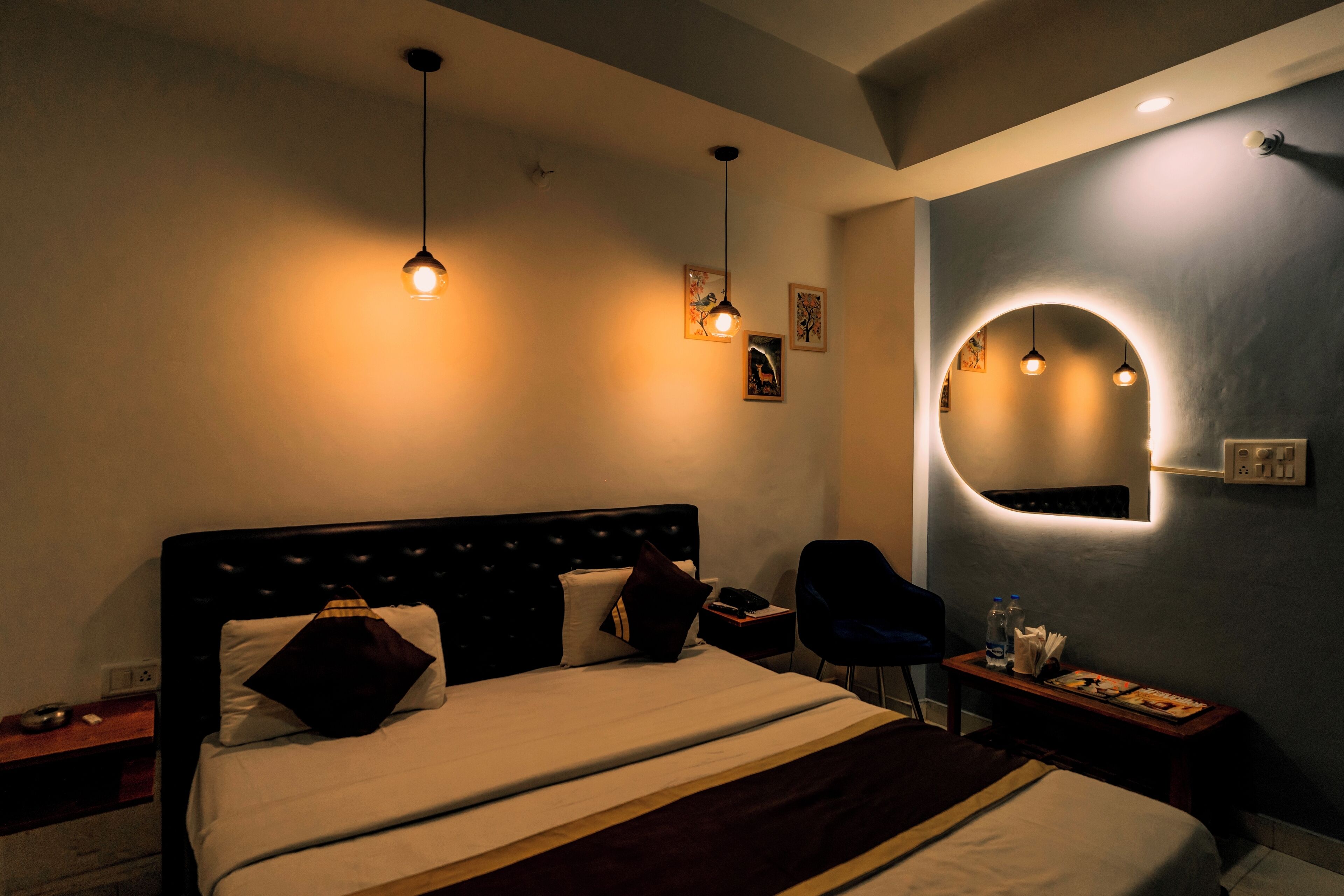 Habitación económica | Tabla de planchar con plancha, wifi gratis, ropa de cama