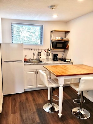 Refrigerador, microondas, cafetera y tetera y tostadora
