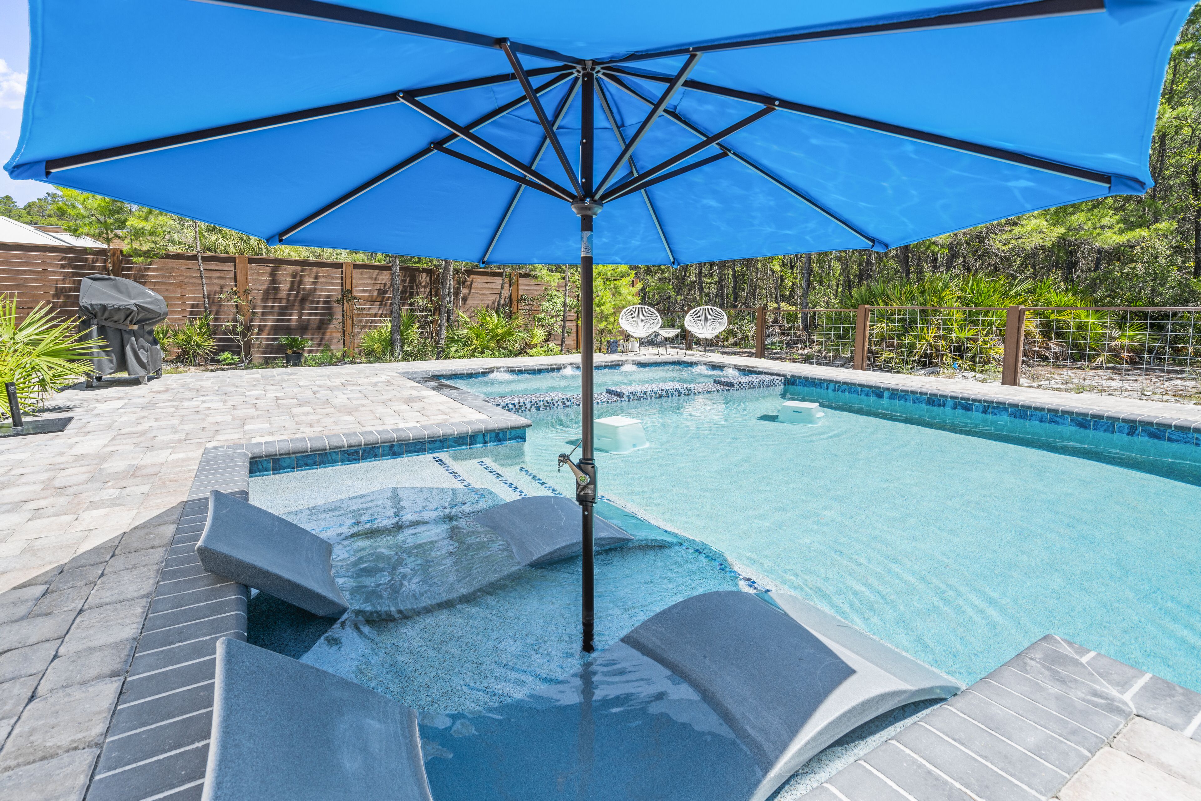 New heated pool with hot tub, free 6 seater golf cart, 4 minute walk to beach 