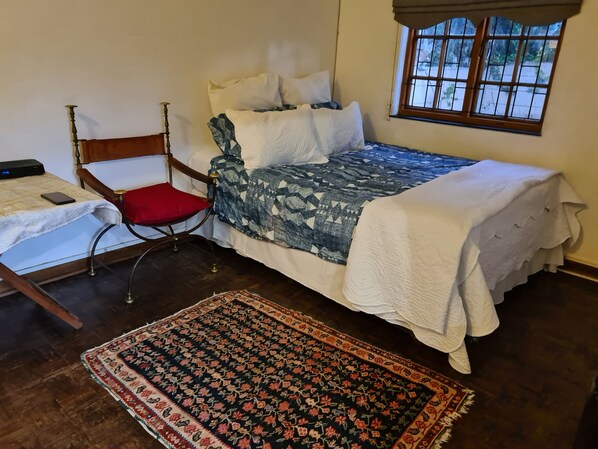 1 habitación, tabla de planchar con plancha, wifi gratis y ropa de cama