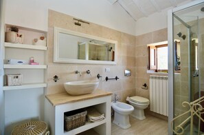 Een douche, een haardroger, een bidet, handdoeken