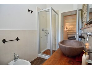 Douche, sèche-cheveux, bidet, serviettes fournies