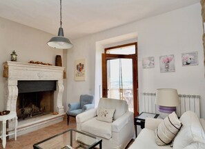 Smart-tv, een open haard, videospelletjes en boeken