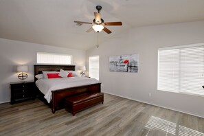 4 عدّة غرف نوم ومكتب ومكواة/لوح كي وسرير سفر