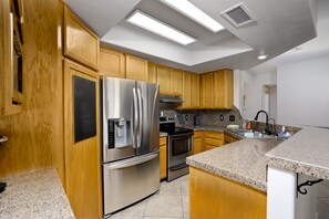 ثلاجة، ميكروويف، فرن، موقد طهي مسطح