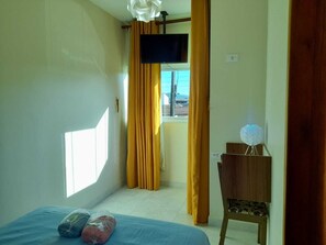 Double Room | Blackout drapes, iron/ironing board, free WiFi, bed sheets - Pousada Reis (Guarujá)